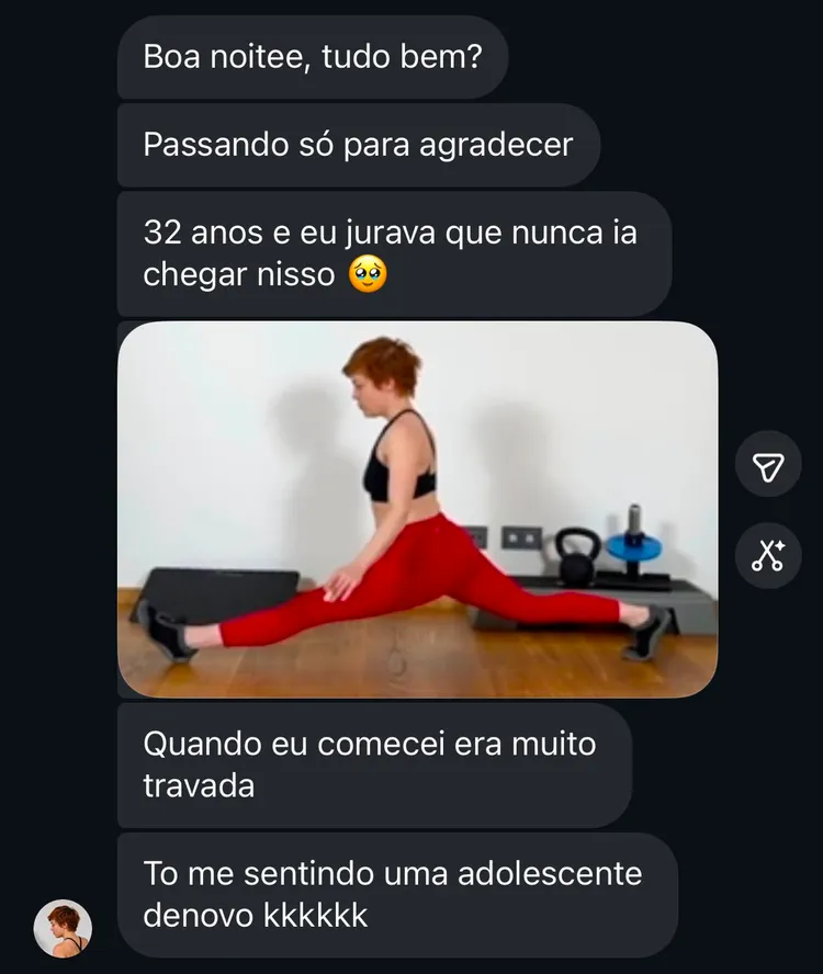 Depoimento no WhatsApp: aluna de 32 anos agradecendo pela evolução na flexibilidade, com foto de alongamento em avanço