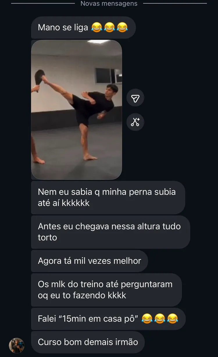 Depoimento no WhatsApp: aluno mostrando evolução no chute alto com aparador, comentando melhora em poucas semanas