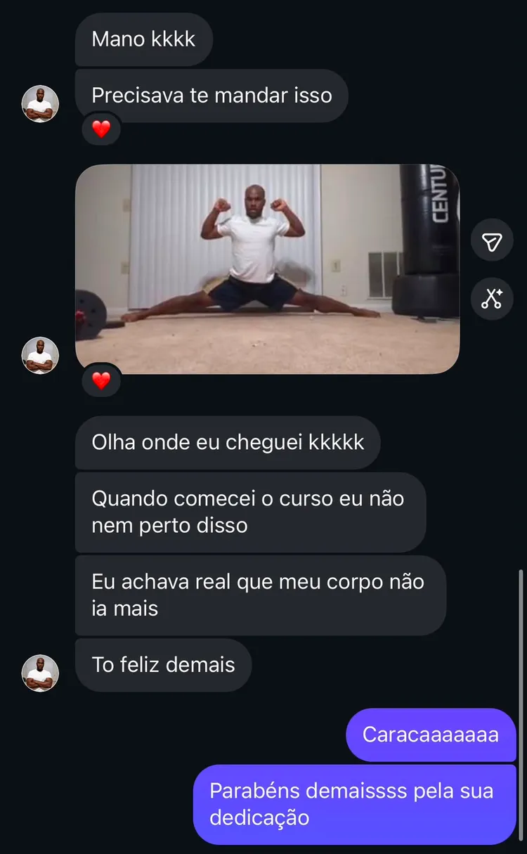 Depoimento no WhatsApp: aluno emocionado com a evolução na flexibilidade, com foto de afastamento total com peso